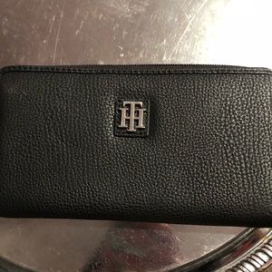 Tommy Hilfiger Zip around wallet